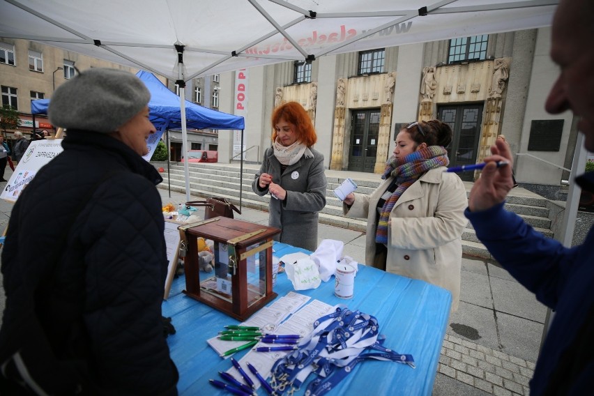 Manifestacja niepełnosprawnych na rynku w Katowicach