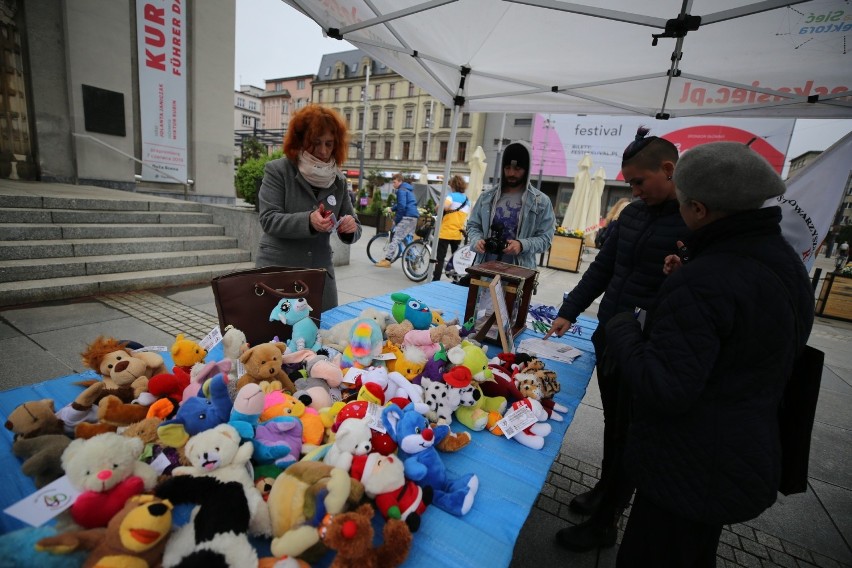 Manifestacja niepełnosprawnych na rynku w Katowicach