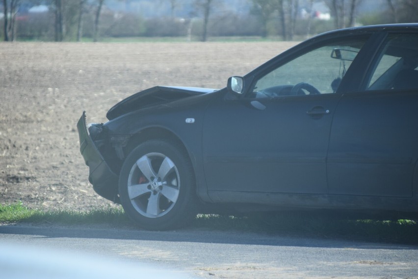 Gmina Niechanowo. Zderzenie dwóch aut. W jednym znajdowała się kobieta w ciąży i dziecko