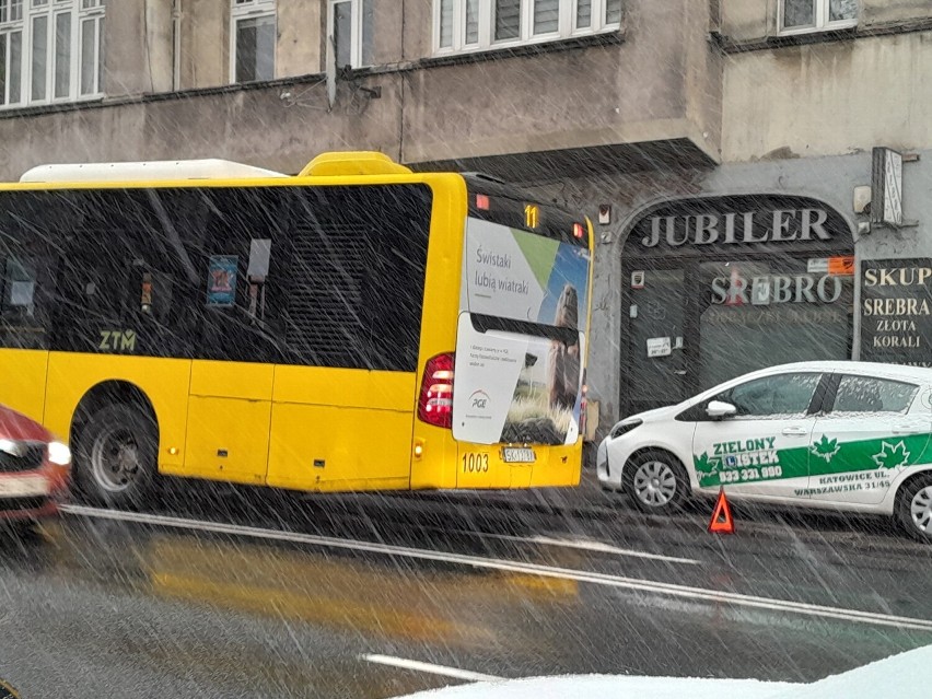 Zderzenie osobówki z autobusem miejskim w Katowicach.