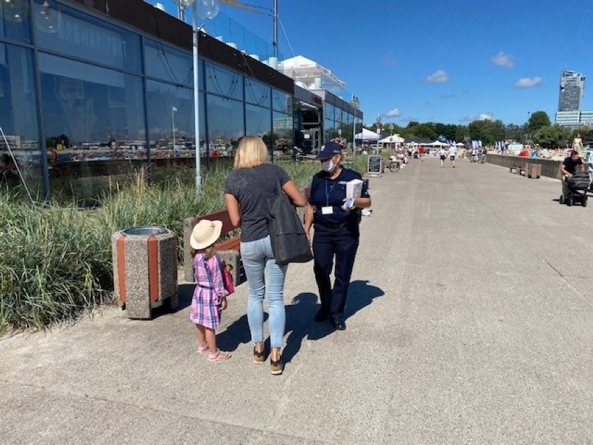 Gdynia. Patrole policji przy plaży w Śródmieściu i na bulwarze Nadmorskim. Policjanci pouczają, edukują i rozdają bezpieczne opaski 