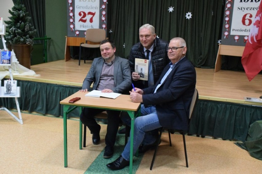 Mieszkańcy Ryczywołu wydali książkę "Powstanie Wielkopolskie na Ziemi Ryczywolskiej - przebieg i bohaterowie"