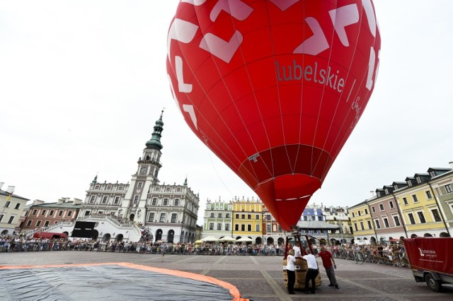 Urząd Miasta w Zamościu organizuje drugą edycję wydarzenia pn. Balony nad Twierdzą.

 W programie przewidziano start czterech balonów na ogrzane powietrze (tą stroną przedsięwzięcia zajmą się piloci z Aeroklubu Lubelskiego w Radawcu). Ze względów bezpieczeństwa, przygotowania do startów i same loty będą odbywały się w części Rynku Wielkiego, wydzielonej płotkami.

Po balonach przewidziano koncert. O godz. 19 na scenie pojawi się lubelska formacja Sex Machine Band, wykonująca muzykę funky.

Impreza odbędzie się w sobotę 10 września, na zamojskim Rynku Wielkim Start o godzinie 17.30.