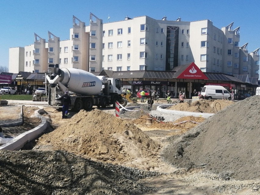 W Sandomierzu trwa budowa oczekiwanego ronda na skrzyżowaniu...