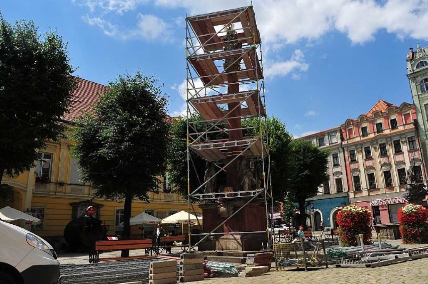 Rozpoczyna się konserwacja rzeźby św. Floriana i Kolumny Świętej Trójcy w Świdnicy