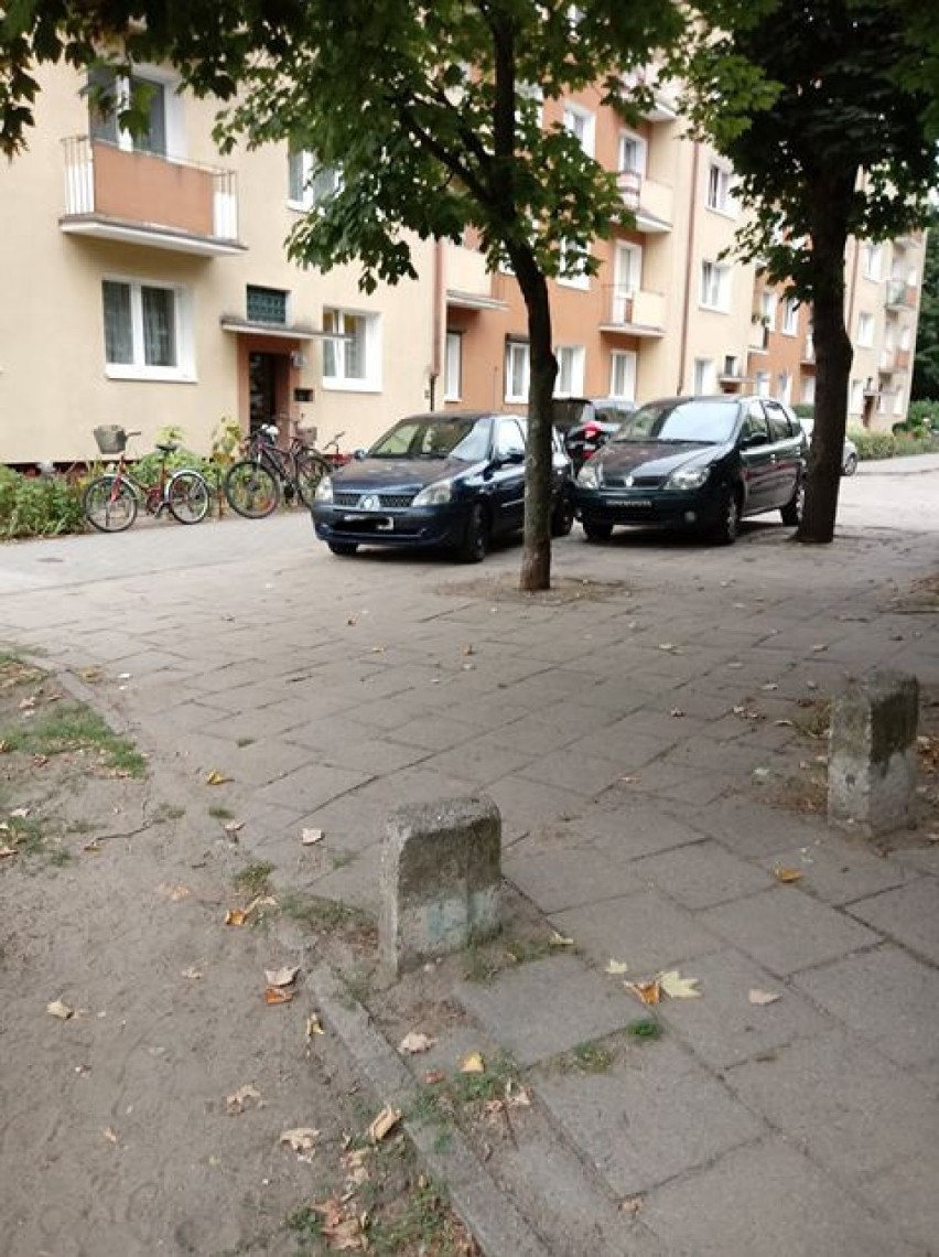 Mistrzowie Parkowania w Wągrowcu. Galeria "dziwnie" zaparkowanych aut na ulicach i parkingach w mieście [ZDJĘCIA]