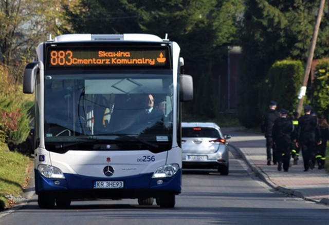 Autobus specjalnej linii miejskiej nr 883 ułatwi dojazd do Cmentarza Komunalnego w Skawinie