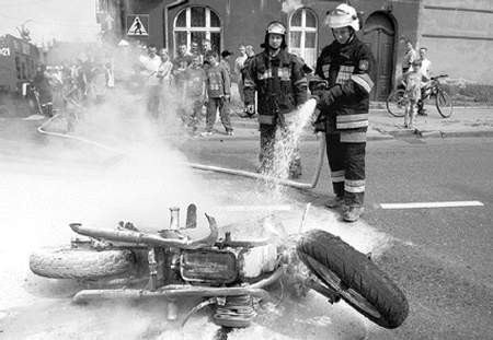 Po wypadku w Tczewie strażacy musieli ugasić płonący motor.
Fot. A. Połomski