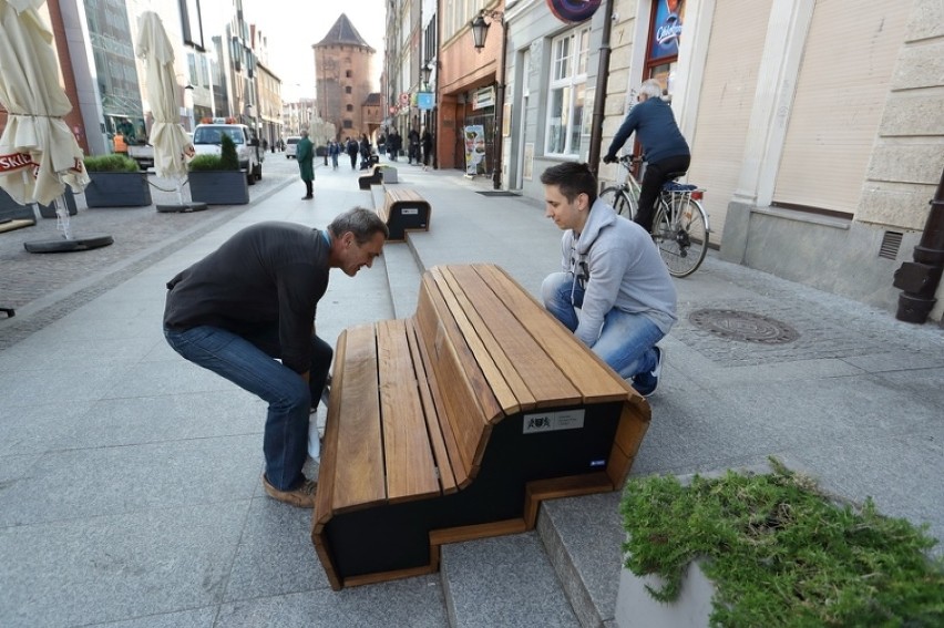 Takie ławki zamontowane zostały w Gdańsku na ul. Sągiewnej.