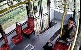 Poszukiwany tajemniczy mężczyzna z tramwaju linii 17! Policja prosi o pomoc [ZDJĘCIA, WIDEO]