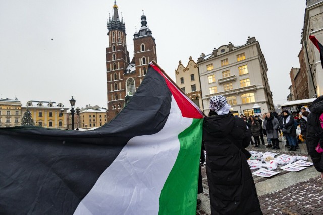 W sobotę, 9 grudnia, na Rynku Głównym w Krakowie odbyła się demonstracja pod hasłem "Stop ludobójstwu! Kraków solidarny z Palestyną!".