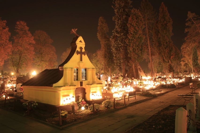 Cmentarz parafialny w Wieluniu. Zabytkowe groby i miejsca spoczynku zasłużonych osób ZDJĘCIA