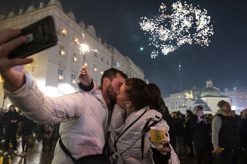Tradycyjnie Krakowianie i turyści powitali nowy rok na Rynku...