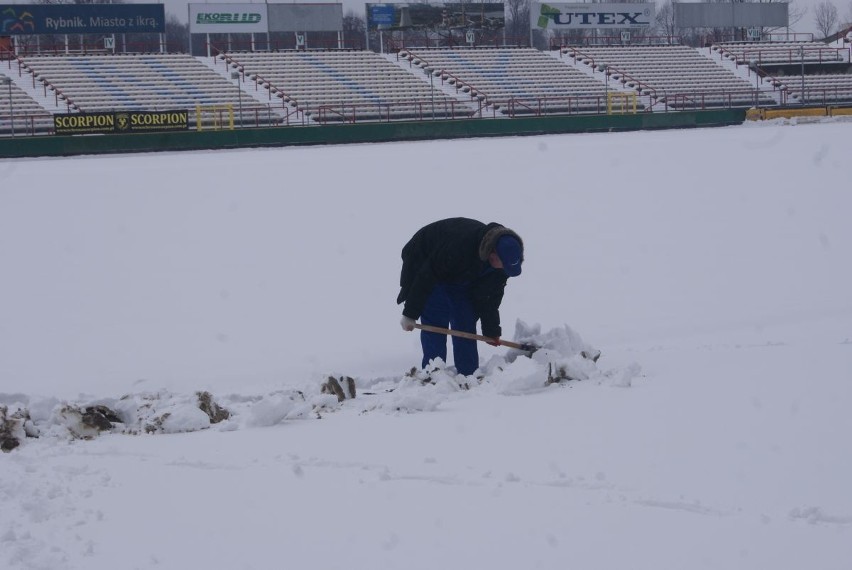 Rybnik ŻKS ROW: Trener żużlowców apeluje do kibiców. Pomóżcie odśnieżyć stadion [ZDJĘCIA]