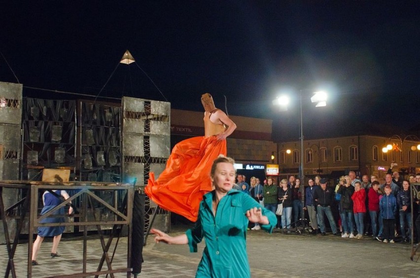 Mocny spektakl w centrum Wielunia. "Carmen Funebre" na placu Legionów [ZDJĘCIA] 