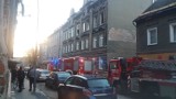 Pożar w kamienicy w Prudniku. Mężczyzna wyskoczył przed ogniem z trzeciego piętra. Trzy osoby zostały ranne