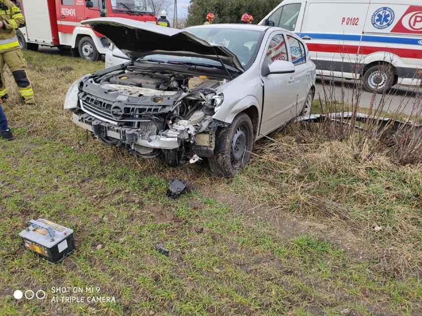 Wypadek na trasie Wyszyny - Stróżewo. Dwie osoby trafiły do szpitala 