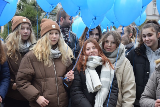 Niebieski marsz w Kaliszu na finał akcji z okazji Europejskiego Tygodnia Autyzmu