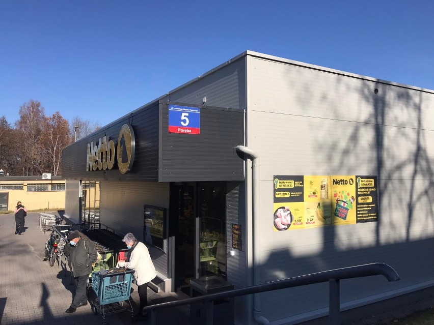 Netto w Porębie czeka na klientów.