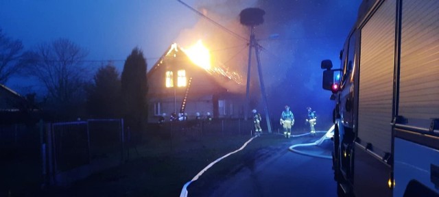 Pożar w domu w Gostkowie wybuchł w środę 17 listopada rano. Ogień znacznie uszkodził budynek. Na razie nie wiadomo, czy będzie można w nim ponownie zamieszkać