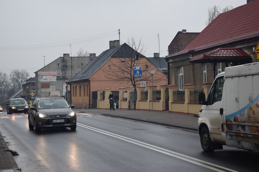 Progi zwalniające i nowe znaki na przejściu dla pieszych przy bazylice [zdjęcia]