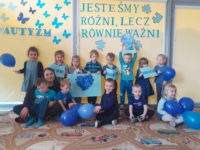 Przedszkolaki z Przedszkola Magical World w Jędrzejowie w projekcie "Jesteśmy różni, lecz równie ważni". Dominował kolor niebieski.