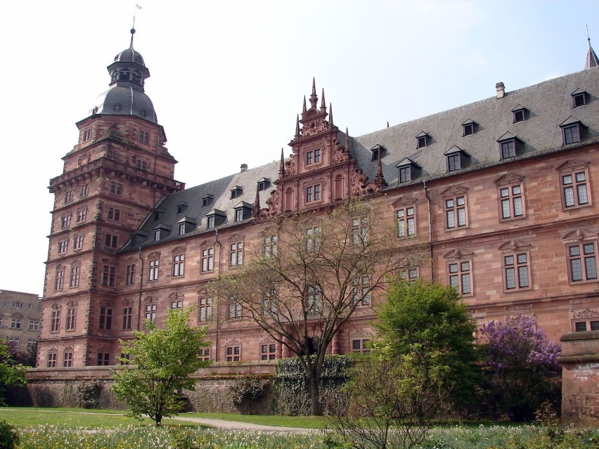 Zamek Johannisburg jest renesansową budowlą. Wygląd jego...