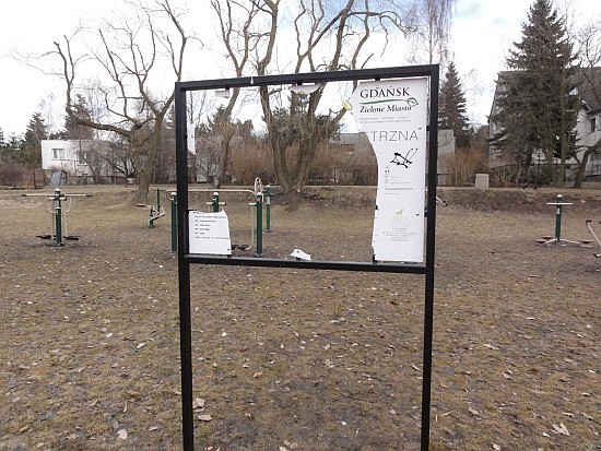 Nastolatek uszkodził parkowe tablice informacyjne
