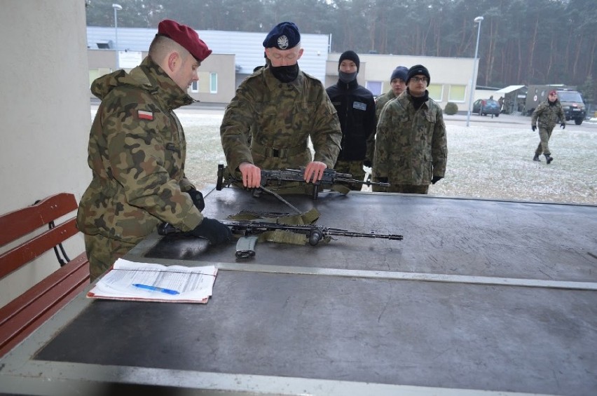 Kadeci z ZSP nr 1 w Tomaszowie Maz. zdawali egzamin w 25 Brygadzie Kawalerii Powietrznej [ZDJĘCIA]