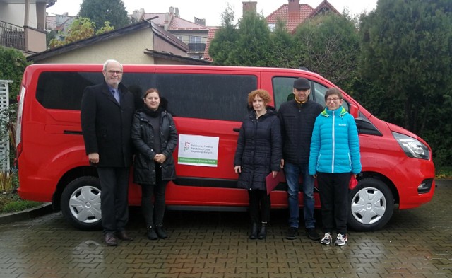 Środowiskowy Dom Samopomocy w Jaśle otrzymał nowy samochód do przewodu swoich podopiecznych. Bus został kupiony za pieniądze PFRON i Miasta Jasła