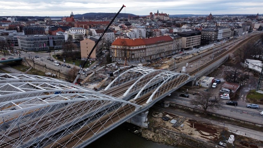 Trwa budowa trzeciego mostu kolejowego nad Wisłą wraz z...