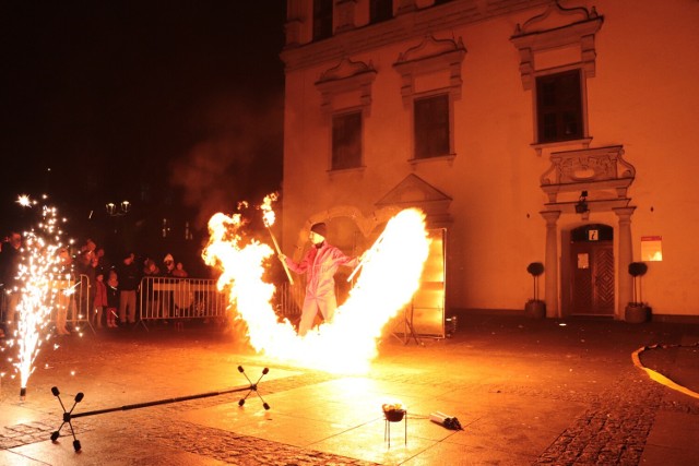 Fire show w wykonaniu Sebastiana Frodyma - finalisty Mam Talent oraz piękny pokaz OSP w Chełmnie na finał WOŚP