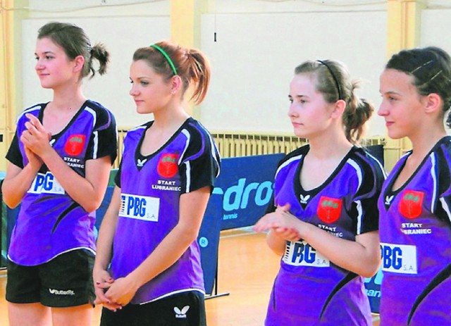 Aleksandra Kłosińska (druga z lewej) przez wiele lat występowała w drugiej lidze w barwach Startu Lubraniec. Wygrywała też wojewódzkie turnieje klasyfikacyjne kobiet