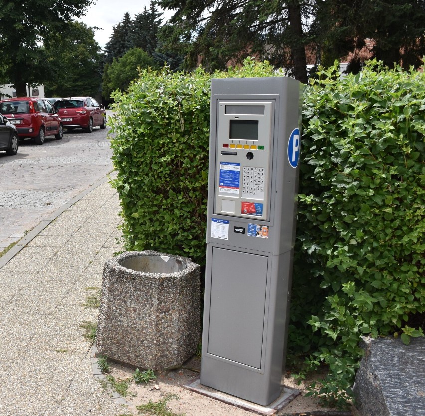 Malbork. Powiększona Strefa Płatnego Parkowania obowiązuje od lipca, ale w wielu miejscach wciąż nie ma parkomatów. Kiedy będą?