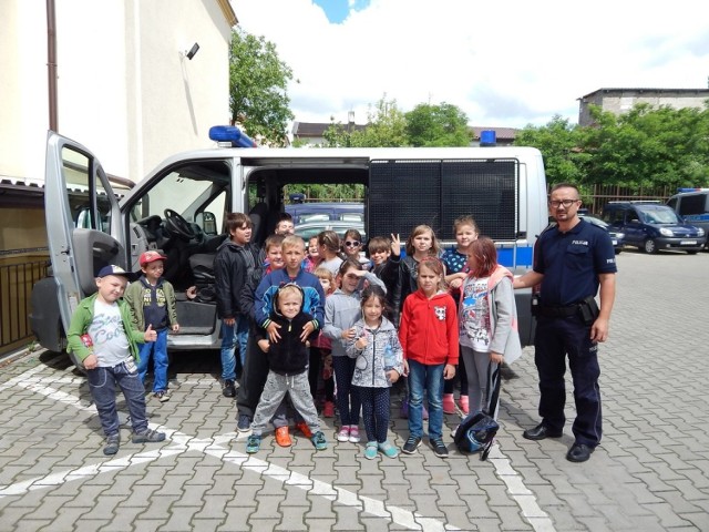 Radziejowskich policjantów odwiedziły dzieci, które spędzają wakacje na zajęcia w GOK w Czołowie, gm. Radziejów