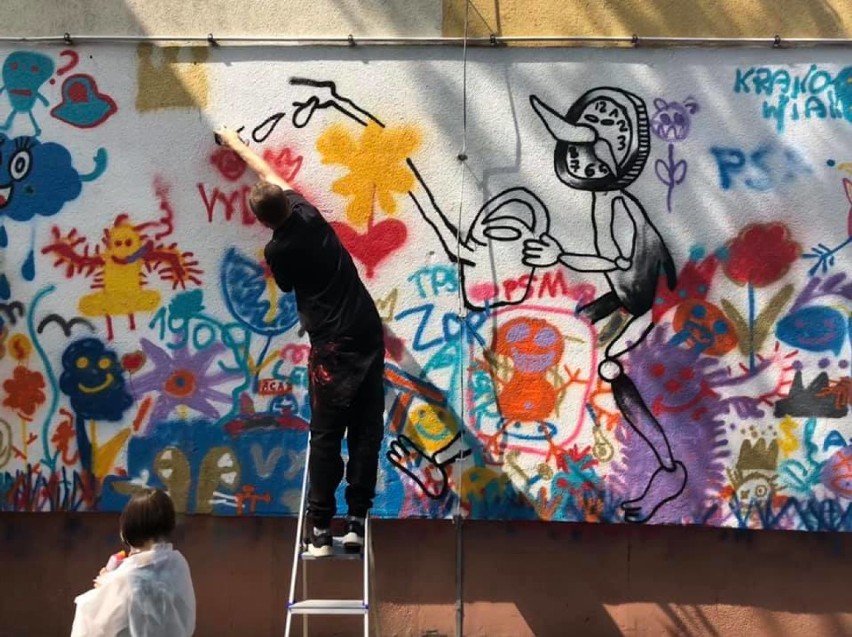 Znany street art'owiec namalował w Pleszewie ogromny mural