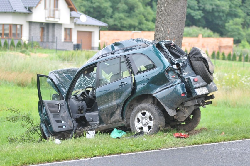 - W Dąbroszynie doszło do wypadku. Samochód uderzył w drzewo...