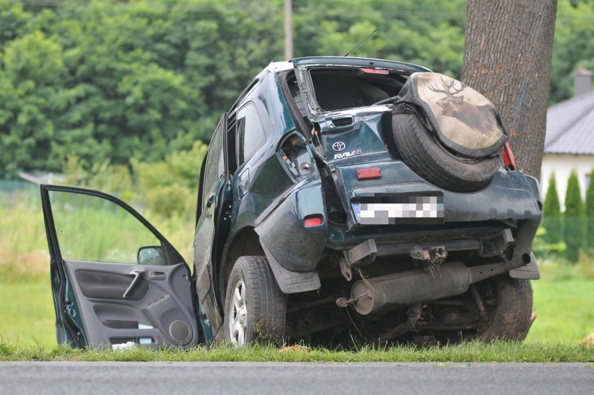 - W Dąbroszynie doszło do wypadku. Samochód uderzył w drzewo...