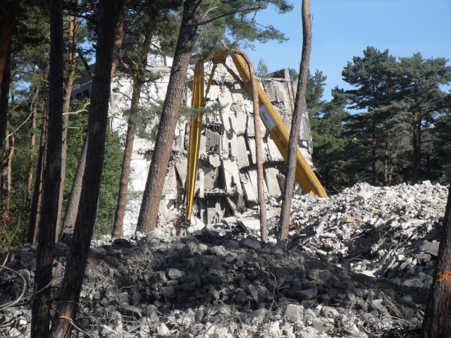 Znacząco postępują prace wyburzeniowe opuszczonego budynku LOT, znajdującego się po wschodniej stronie Ustki, przy ulicy Wczasowej. Słynny obiekt zamienia się w hałdę gruzu.