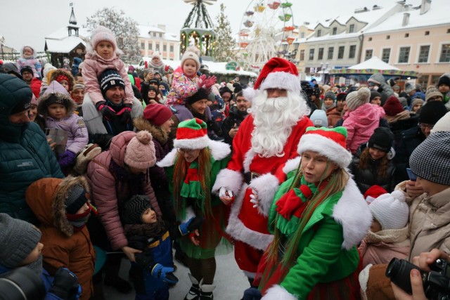 Święty Mikołaj zawitał do Świątecznego Miasteczka na rzeszowskim Rynku