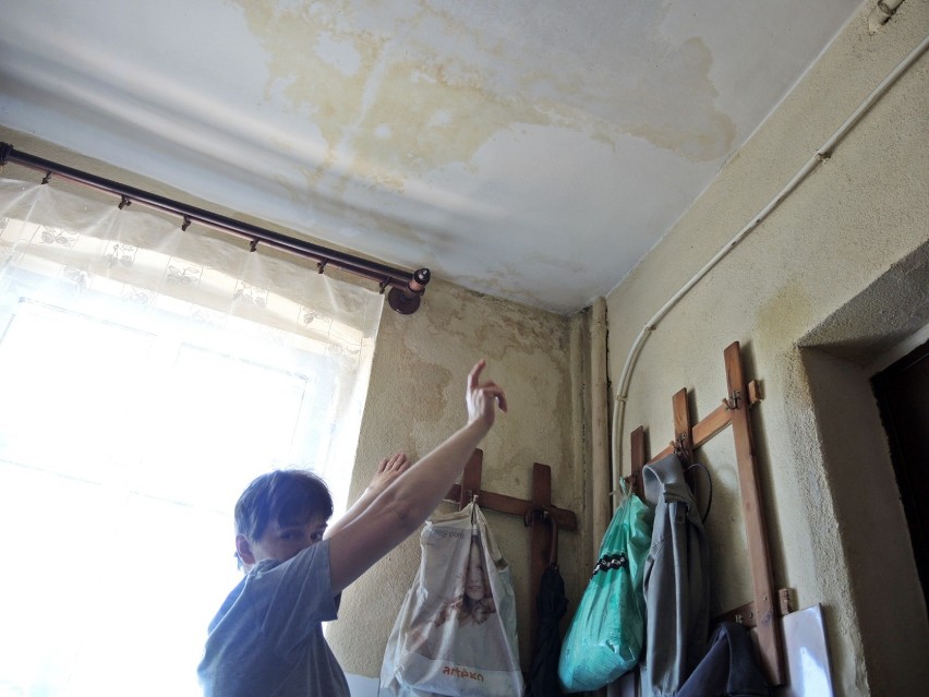 Pani Anna pokazuje zalany sufit i ściany w kuchni. -...