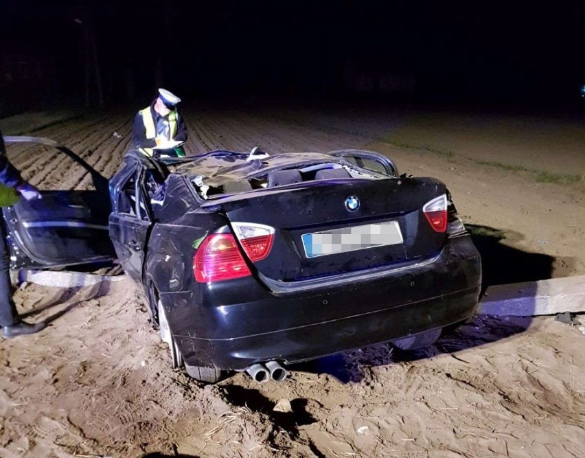 Wypadek w Annowie. 23-letni kierowca bmw uderzył w słup energetyczny. Pasażer nie żyje [nowe zdjęcia] 
