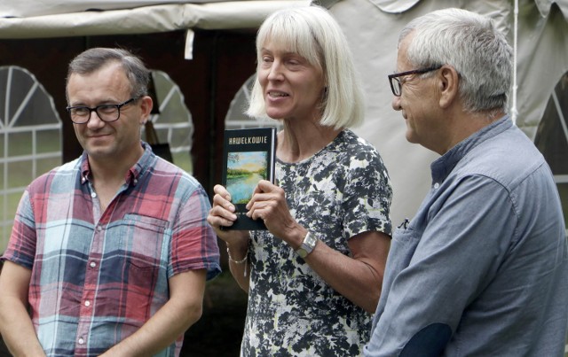 Wiesław oraz Michał Hawełko promowali wspólna książkę "Hawełkowie". Spotkanie prowadziła Aleksandra Ciżnicka, dyrektor Biblioteki miejskiej w Grudziądzu