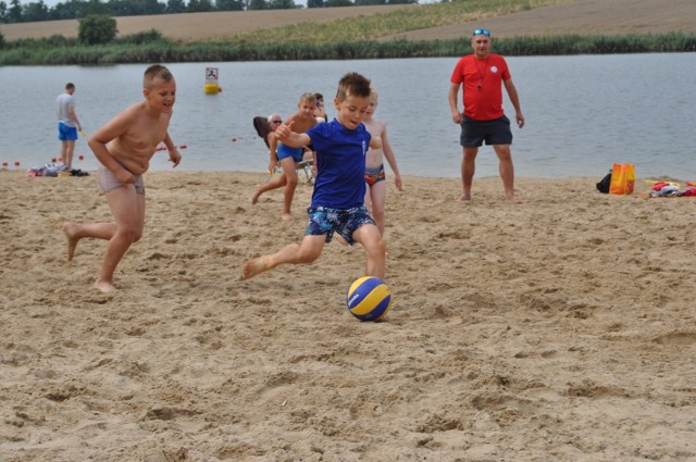 W Śremie: mali piłkarze odpoczywali na śremskiej plaży