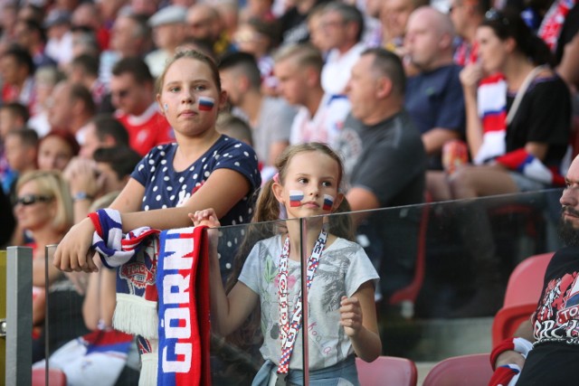 Górnik Zabrze - Pogoń Szczecin 1:1. Mecz oglądało 11 261 widzów. Nie był wielkim widowiskiem, ale dzięki dopingowi kibiców piłkarzom z Zabrza udało się zremisować