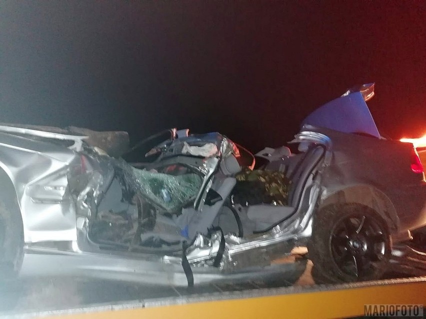 Tragiczny wypadek na trasie Biała - Solec. We wtorek w nocy BMW uderzyło w drzewo. Nie żyje 26-letni kierowca