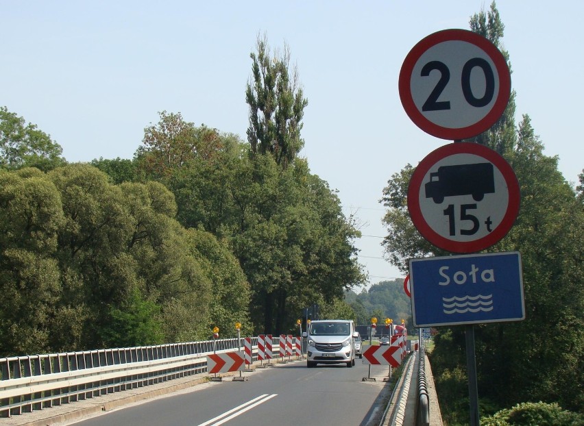 Drogowcy zamknęli most na Sole w Łękach w ciągu drogi 949