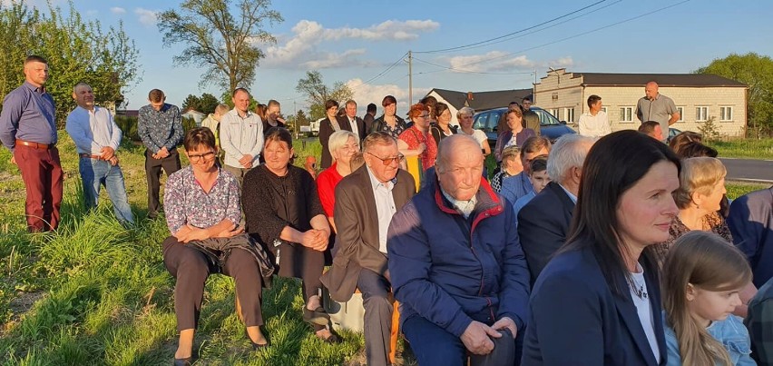 Poświęcenie przydrożnej kapliczki w Witaszewicach. Odbudowa...