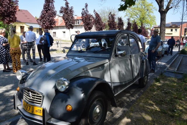 Zabytkowe samochody stanęły w Pruszczu Gdańskim na starcie Rajdu 40+