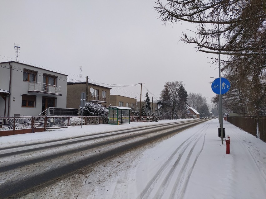 Atak zimy. Powiat zasypany śniegiem. Jak wygląda sytuacja na drogach? 